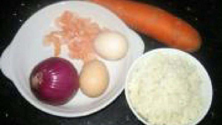 虾仁炒饭,准备好的材料。