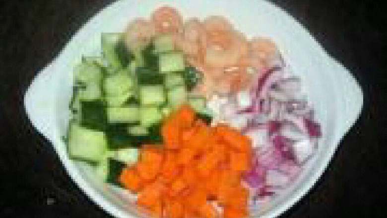 虾仁炒饭,把准备好的材料都切好。