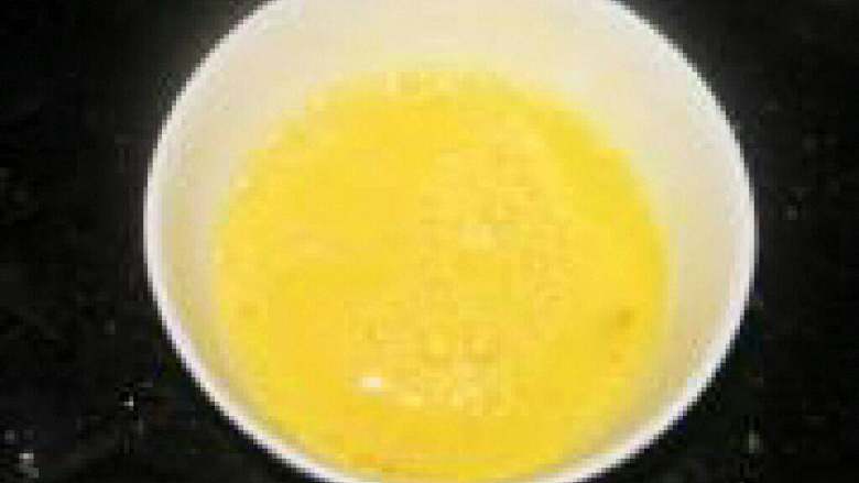 虾仁炒饭,<a style='color:red;display:inline-block;' href='/shicai/ 9'>鸡蛋</a>打在碗里搅拌均匀。