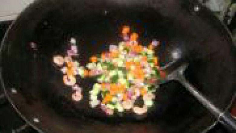 虾仁炒饭,锅里放适量油热后把切好的材料都放进去炒，加适量盐调味炒好盛出备用。