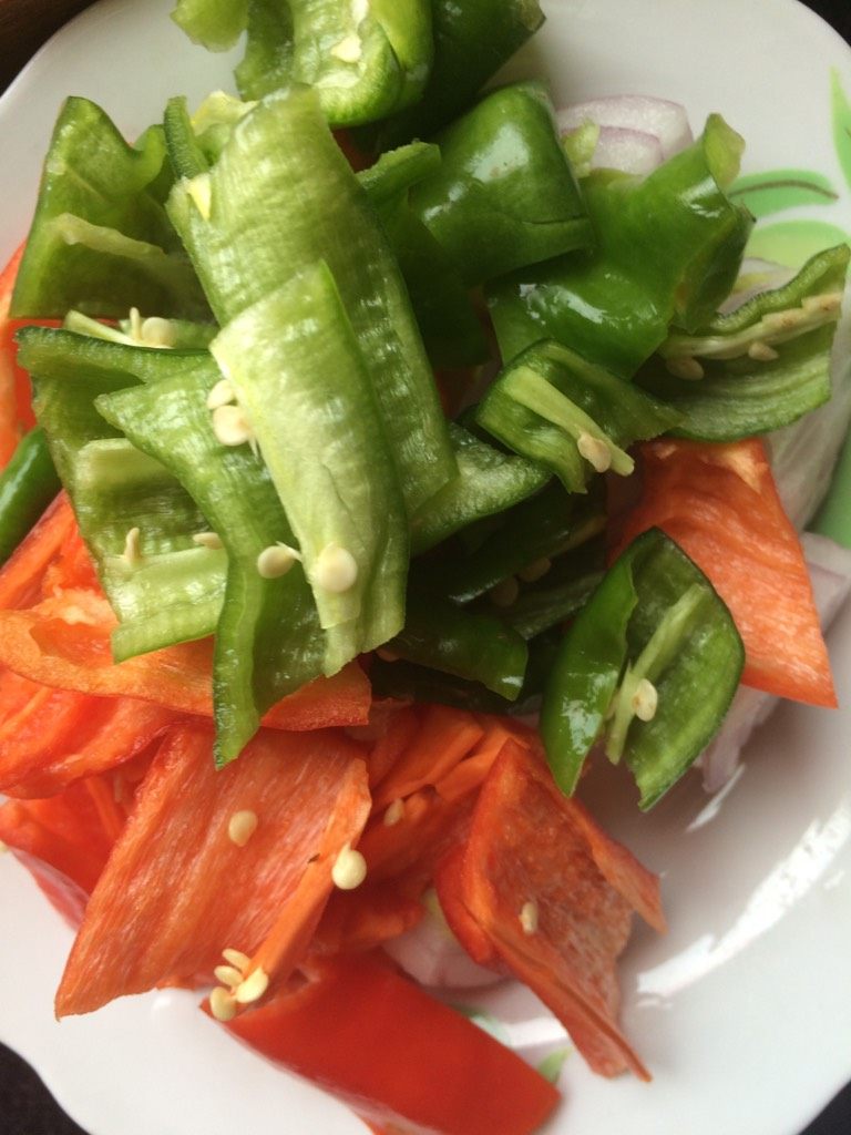 爆炒猪肝,如图将青红辣椒，<a style='color:red;display:inline-block;' href='/shicai/ 29'>洋葱</a>切块备用