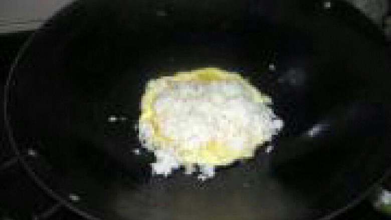 虾仁炒饭,在倒入<a style='color:red;display:inline-block;' href='/shicai/ 507'>米饭</a>。