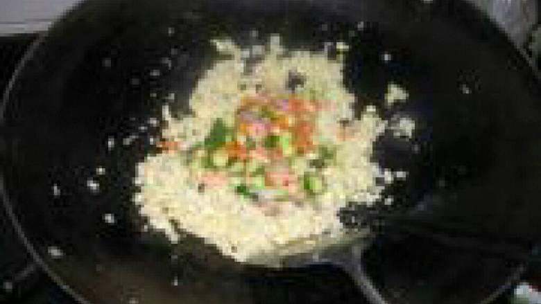 虾仁炒饭,把刚才炒好的都倒进去。