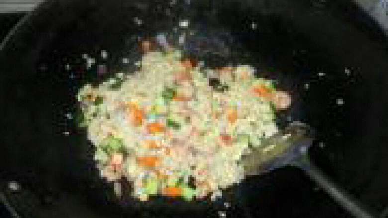 虾仁炒饭,炒均匀后加适量<a style='color:red;display:inline-block;' href='/shicai/ 788'>生抽</a>调味，如果不够味就在加盐。