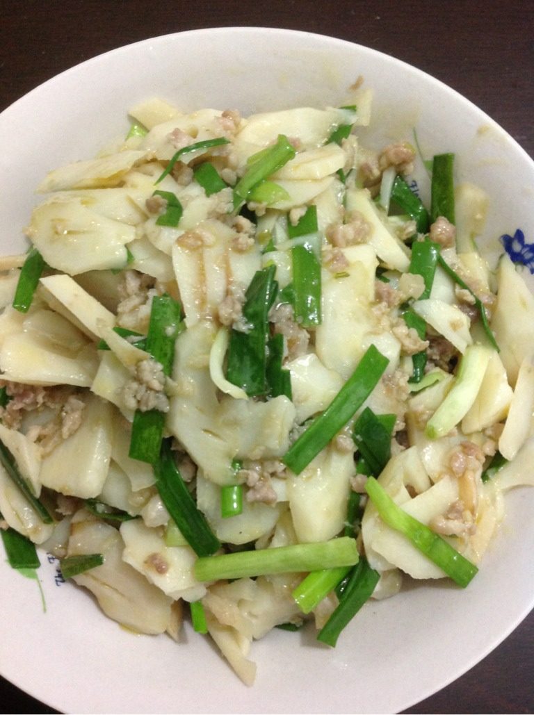 香葱肉末炒藕片,锅中放油，肉末先爆香，放入，藕片，继续翻炒几分钟，加入小葱段。放入适量盐。出锅！