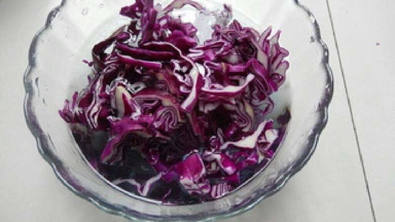 虾仁蔬菜沙拉,把紫甘南【我们家乡叫花包菜】切成丝放适量盐腌制一下。