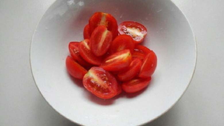 虾仁蔬菜沙拉,<a style='color:red;display:inline-block;' href='/shicai/ 3438'>圣女果</a>切成两半。