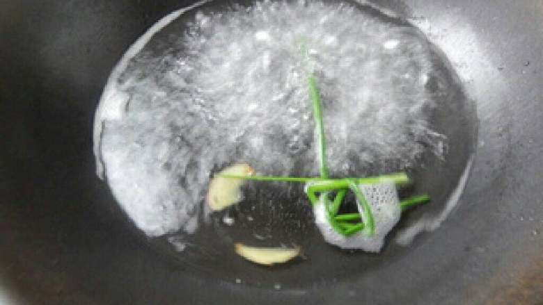 虾仁蔬菜沙拉,锅里放水开后把<a style='color:red;display:inline-block;' href='/shicai/ 3250'>葱</a>和<a style='color:red;display:inline-block;' href='/shicai/ 37'>姜</a>放进去。