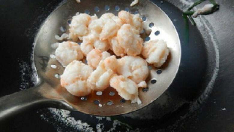 虾仁蔬菜沙拉,把虾仁放进去煮熟后捞起来。