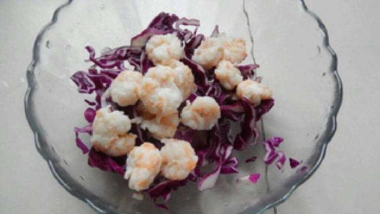 虾仁蔬菜沙拉,把虾仁倒入装紫甘南的碗里。