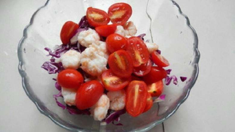 虾仁蔬菜沙拉,把圣女果放进去在加适量<a style='color:red;display:inline-block;' href='/shicai/ 4856'>沙拉酱</a>搅拌均匀就可以吃了。