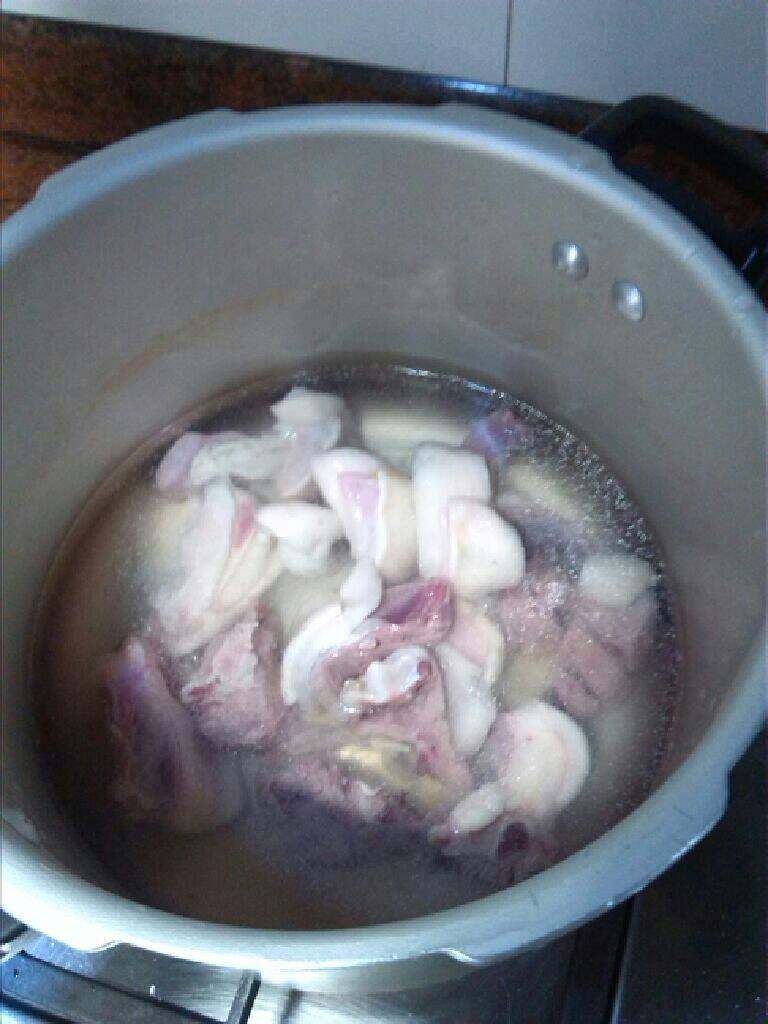 山药羊肉煲,<a style='color:red;display:inline-block;' href='/shicai/ 329'>羊肉</a>用开水煮一下，去掉血水跟杂味。