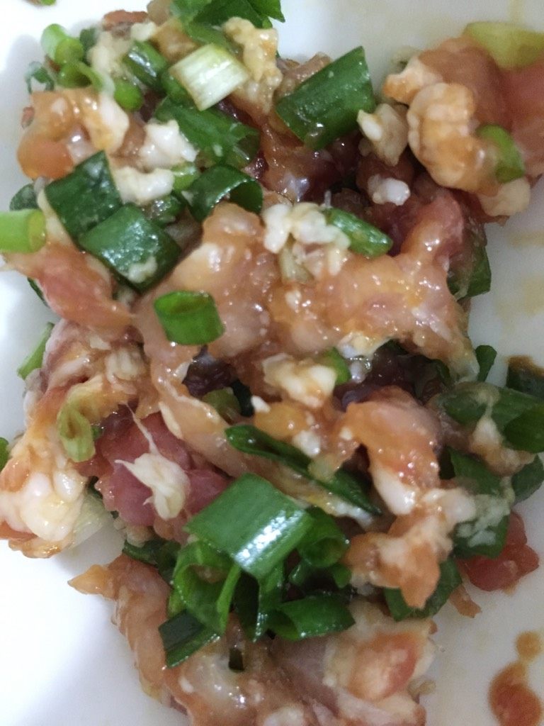 葱花猪肉馅饼,把五花肉剁成肉糜,加入适量葱花和<a style='color:red;display:inline-block;' href='/shicai/ 788'>生抽</a>搅拌均匀。