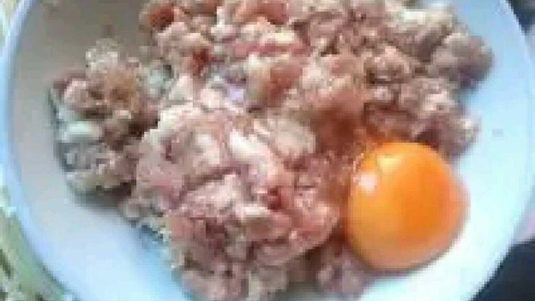 西红柿金针菇肉圆汤,把买回来的<a style='color:red;display:inline-block;' href='/shicai/ 442'>肉末</a>放到碗里里，打入一个<a style='color:red;display:inline-block;' href='/shicai/ 9'>鸡蛋</a>，搅匀