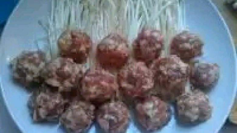 西红柿金针菇肉圆汤,用拇指和食指把肉挤出来，用勺子一抹就成一个小肉圆了， 锅里加水烧开，把做好的肉圆放进去