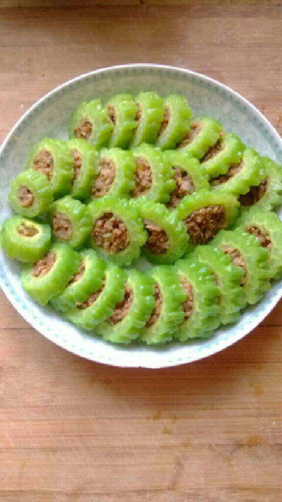 苦瓜釀肉餡,最後，把它塞進苦瓜里，切開后，就是這樣美美又好吃的苦瓜釀肉啦。