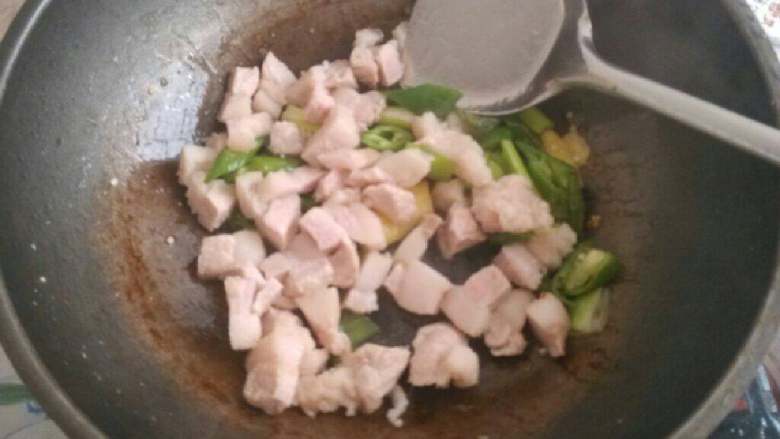 土豆红烧肉,倒入五花肉煸炒出油，