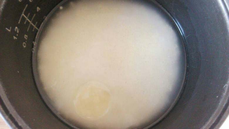 番茄火腿煲饭,按正常煮饭步骤洗米，加水，水比平时少加大约2勺，加2勺盐，1勺胡椒粉，2勺<a style='color:red;display:inline-block;' href='/shicai/ 851'>橄榄油</a>，摇晃均匀