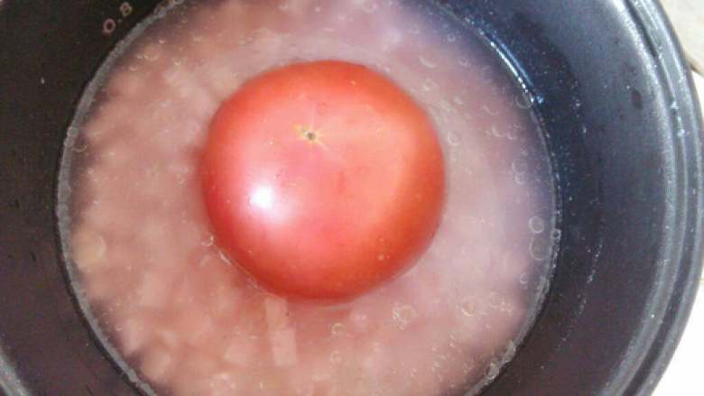 番茄火腿煲饭,<a style='color:red;display:inline-block;' href='/shicai/ 59'>番茄</a>洗好，去蒂，放入中间，火腿切丁放入锅里，按下煮饭键