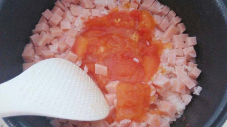 番茄火腿煲饭,拌开饭