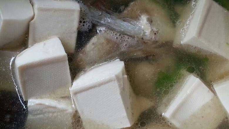 香菇豆腐鱼头煲,再加入豆腐煮开、加盖转中火煲至40分钟左右即可。
