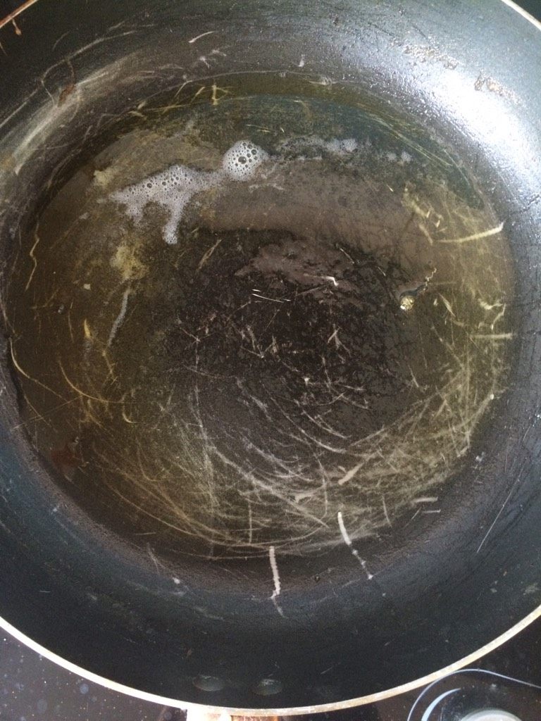 西红柿辣椒炒鸡蛋【西辣蛋】,如图锅内倒入食用油,稍多些