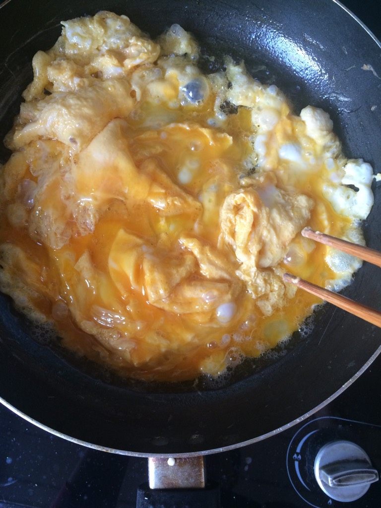 西红柿辣椒炒鸡蛋【西辣蛋】,如图待油九分热下入鸡蛋液,搅拌