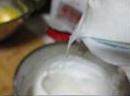 原味戚风,蛋白加几滴醋,分三次加入40克糖,打发到接近干性发泡