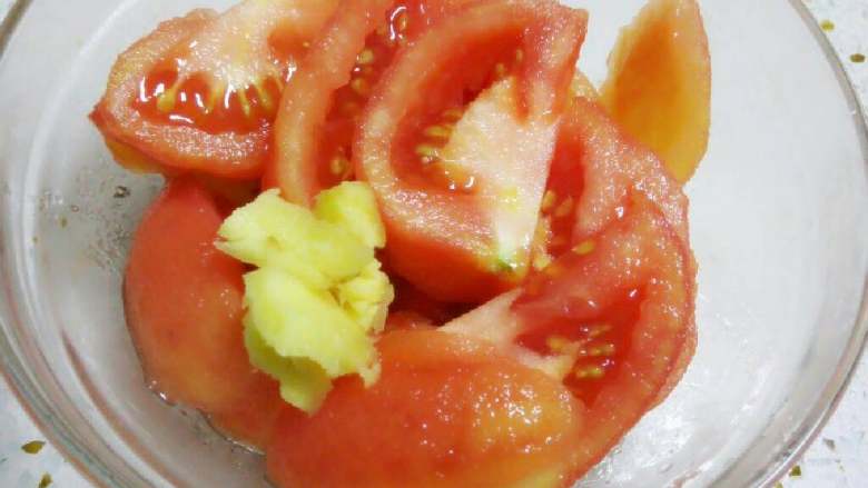 番茄豆腐鱼排汤,番茄切厚块,<a style='color:red;display:inline-block;' href='/shicai/ 2802'>老姜</a>拍破。