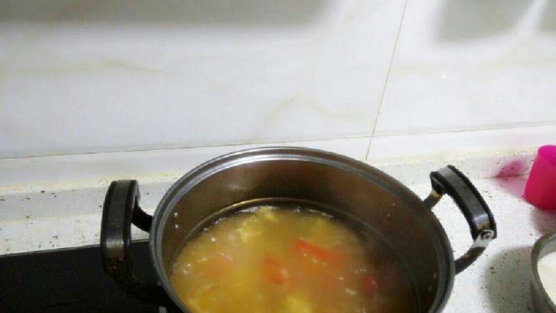 番茄豆腐鱼排汤,把鱼排用清水洗净沥水后加入适量淀粉或鸡蛋清,和<a style='color:red;display:inline-block;' href='/shicai/ 134292'>白胡椒</a>粉快速拌匀
备用。
转中大火,把鱼排全部放入汤中,水开后均匀搅拌一次后放入豆腐块一起炖。