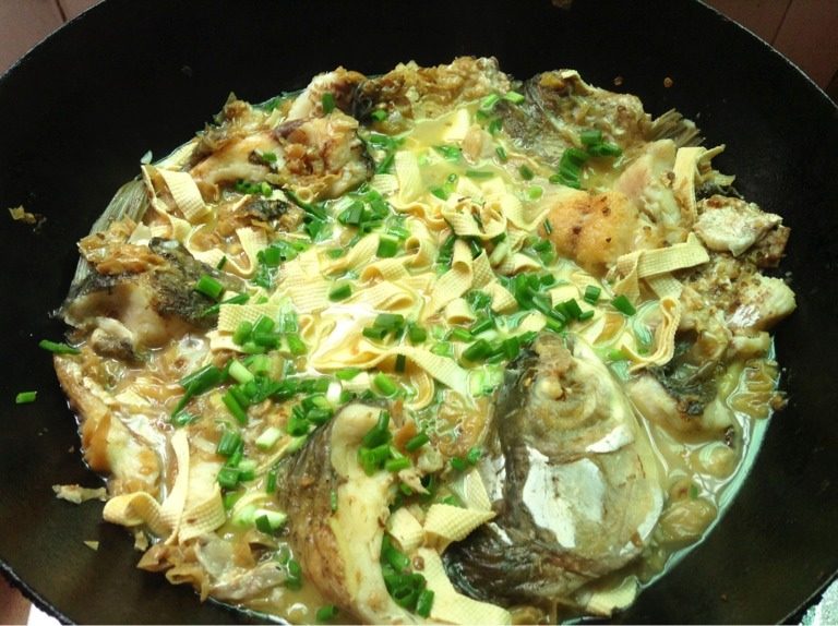 酸辣椒豆皮焖鱼,如图加盐,<a style='color:red;display:inline-block;' href='/shicai/ 3250'>葱</a>花拌均匀即可