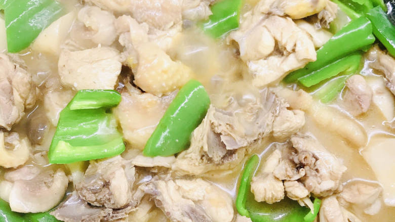 青椒杏鲍菇焖鸡,翻炒入味后关火