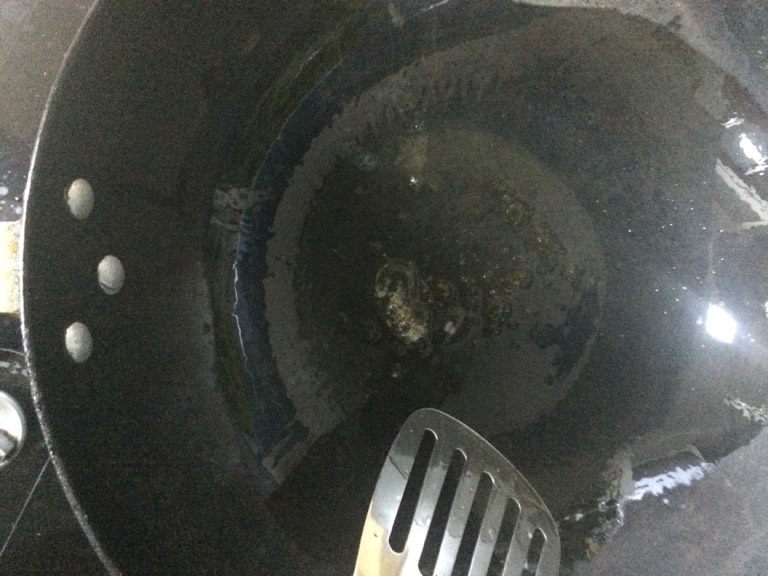冬季进补之【西红柿牛肉山药煲】,如图将锅烧热,倒入少量食用油,放入小半把<a style='color:red;display:inline-block;' href='/shicai/ 866'>冰糖</a>炒糖色,待糖全部融化,开始冒黄色的泡泡下肉翻炒