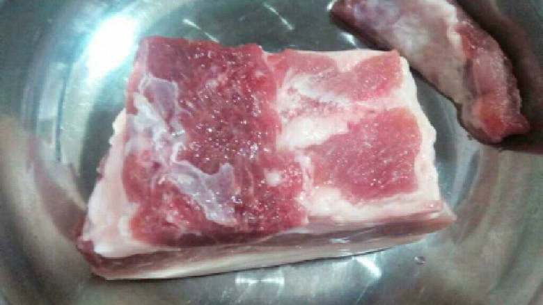 秘制卤肉,准备好的肉洗干净切成坨,不用那么多肉。