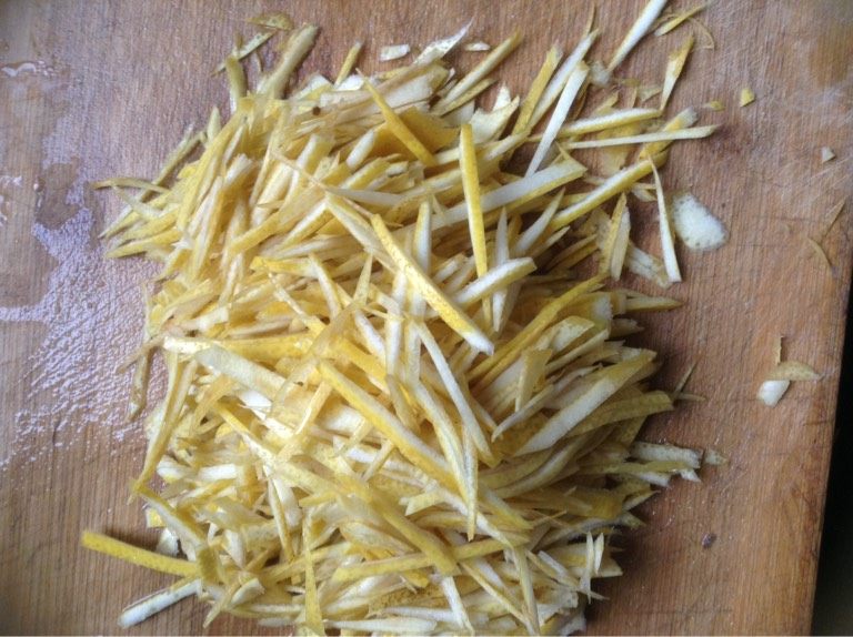 蜂蜜柚子茶,3、用刀去掉表面黄色的薄皮,然后用刀把柚子皮切成丝,然后用水浸泡1小时,中途要换水,