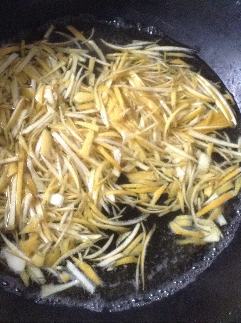 蜂蜜柚子茶,4、锅里放水烧开放入柚子皮煮上3分钟,放凉挤干水分【主要是除去一些苦涩的味道】