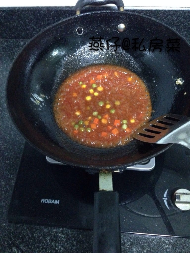 糖醋鱼,如图锅里留一点点油，小火翻炒杂菜粒，加入适量<a style='color:red;display:inline-block;' href='/shicai/ 699'>番茄酱</a>，醋，<a style='color:red;display:inline-block;' href='/shicai/ 3729'>白糖</a>，少量水，调好汁。