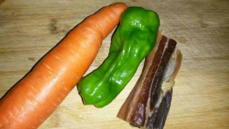 腊肉炒胡萝卜,准备好的材料。