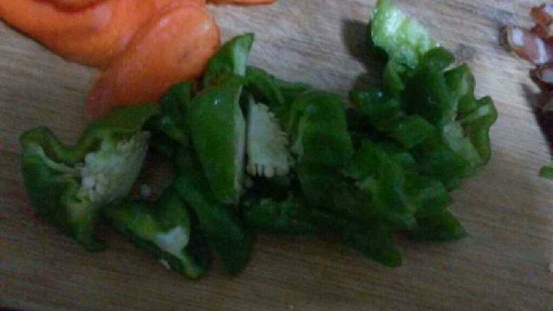 腊肉炒胡萝卜,把<a style='color:red;display:inline-block;' href='/shicai/ 25'>胡萝卜</a>切成片，<a style='color:red;display:inline-block;' href='/shicai/ 61'>青椒</a>切段，肉切片。