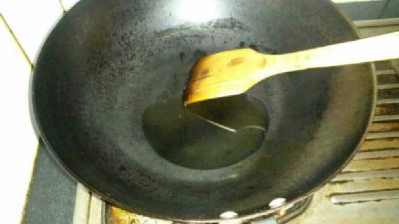 腊肉炒胡萝卜,锅里放油。