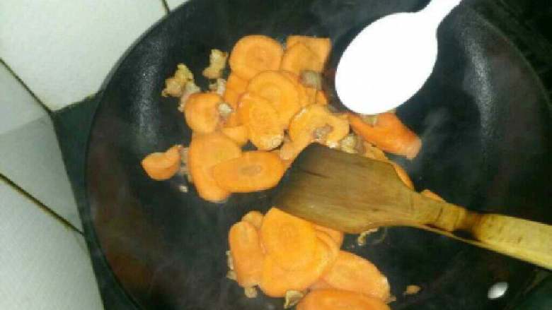 腊肉炒胡萝卜,放入胡萝卜在加适量盐调味。