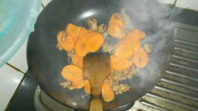 腊肉炒胡萝卜,在放一点水这样不不容易粘锅，胡萝卜以熟得块。