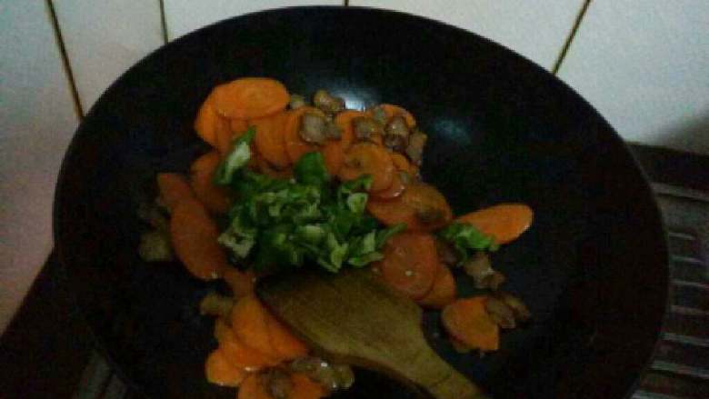 腊肉炒胡萝卜,现在加入青椒。