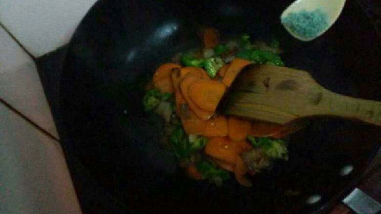 腊肉炒胡萝卜,在放适量<a style='color:red;display:inline-block;' href='/shicai/ 756'>鸡精</a>炒一下就可以了。