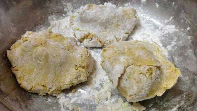 红薯饼,揉成团在撒一点面粉这样就不粘手。