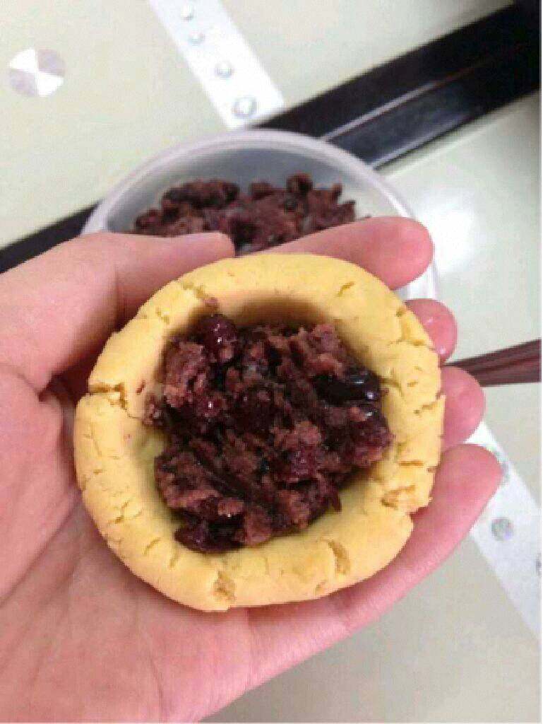 红薯饼,把红薯团揪成一小坨把红豆沙包进去。