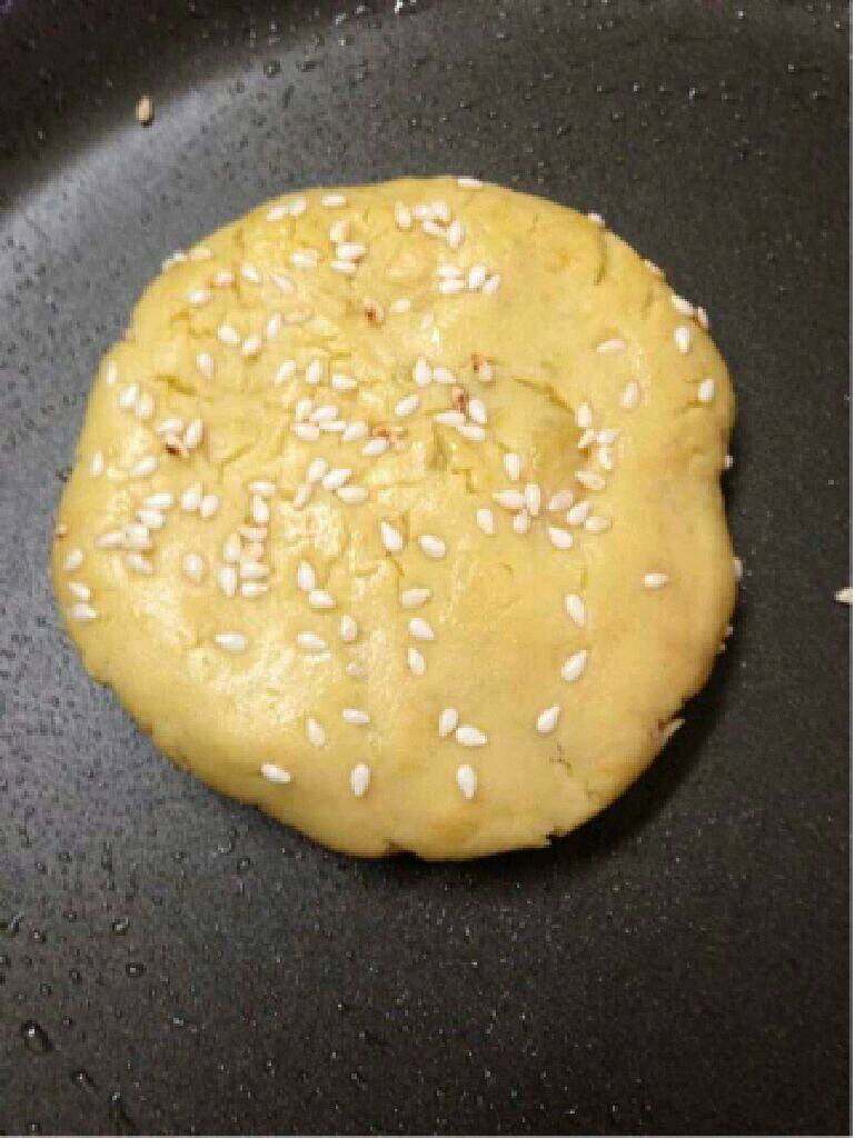 红薯饼,然后压扁撒一点芝麻。