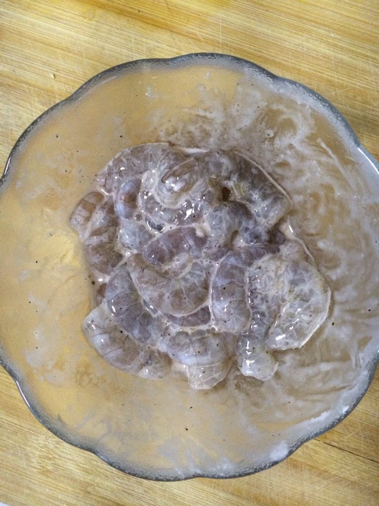 虾仁玉米炒青豆,把虾仁放入淀粉，适量食用油，加点食用盐，<a style='color:red;display:inline-block;' href='/shicai/ 756'>鸡精</a>，<a style='color:red;display:inline-block;' href='/shicai/ 718'>料酒</a>，<a style='color:red;display:inline-block;' href='/shicai/ 134333'>黑胡椒</a>一起拌一下。