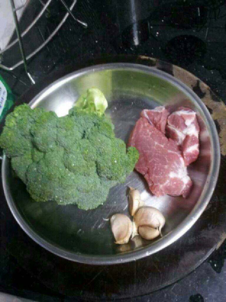 西兰花炒肉,准备好的材料。