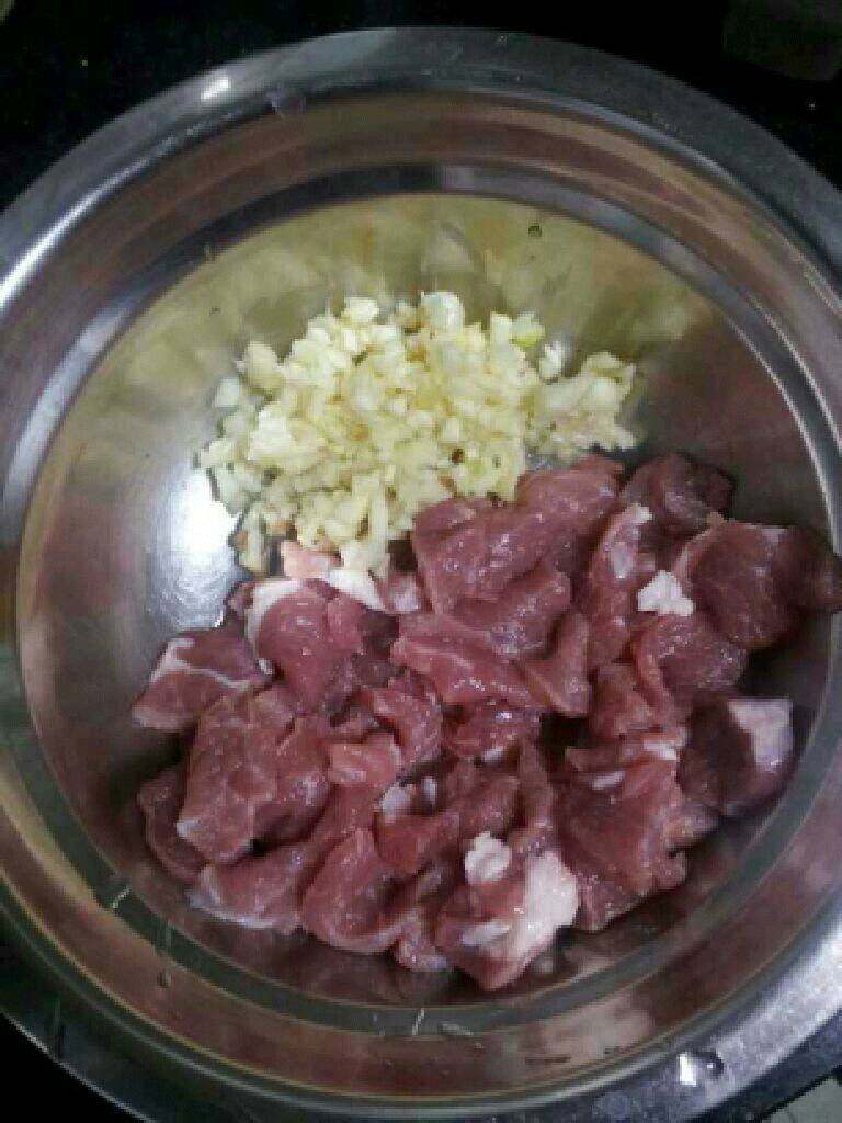 西兰花炒肉,<a style='color:red;display:inline-block;' href='/shicai/ 6081'>肉</a>切成片,蒜拍碎。